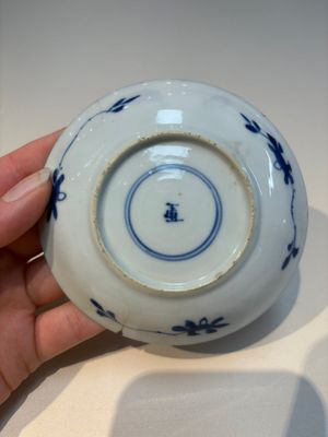 16 Chinese blue and white cups and 24 saucers, various marks, Kangxi and later — photo 32