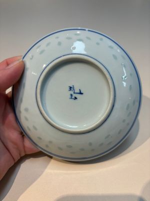 16 Chinese blue and white cups and 24 saucers, various marks, Kangxi and later — photo 36