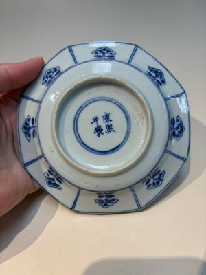16 Chinese blue and white cups and 24 saucers, various marks, Kangxi and later — photo 42