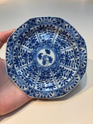 16 Chinese blue and white cups and 24 saucers, various marks, Kangxi and later — photo 43