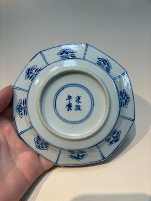 16 Chinese blue and white cups and 24 saucers, various marks, Kangxi and later — photo 44