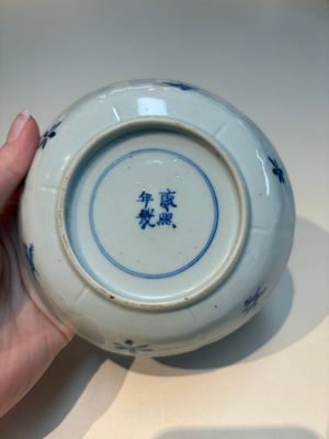 16 Chinese blue and white cups and 24 saucers, various marks, Kangxi and later — photo 46