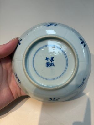 16 Chinese blue and white cups and 24 saucers, various marks, Kangxi and later — photo 48