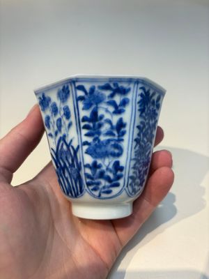 16 Chinese blue and white cups and 24 saucers, various marks, Kangxi and later — photo 49