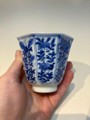 16 Chinese blue and white cups and 24 saucers, various marks, Kangxi and later — photo 51