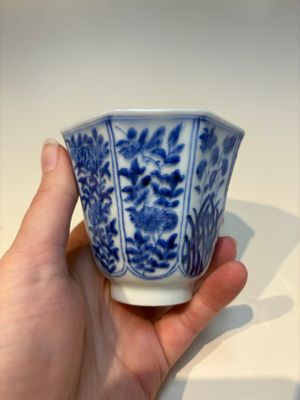 16 Chinese blue and white cups and 24 saucers, various marks, Kangxi and later — photo 52