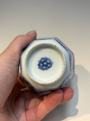 16 Chinese blue and white cups and 24 saucers, various marks, Kangxi and later — photo 54