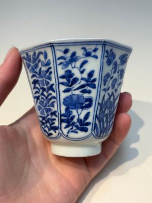 16 Chinese blue and white cups and 24 saucers, various marks, Kangxi and later — photo 55