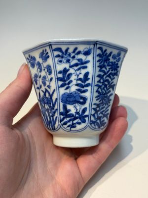 16 Chinese blue and white cups and 24 saucers, various marks, Kangxi and later — photo 56