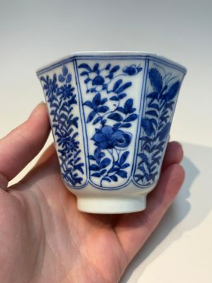 16 Chinese blue and white cups and 24 saucers, various marks, Kangxi and later — photo 57