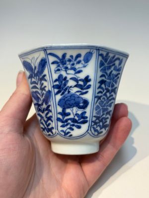 16 Chinese blue and white cups and 24 saucers, various marks, Kangxi and later — photo 58