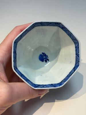 16 Chinese blue and white cups and 24 saucers, various marks, Kangxi and later — photo 59