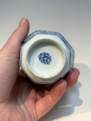 16 Chinese blue and white cups and 24 saucers, various marks, Kangxi and later — photo 60