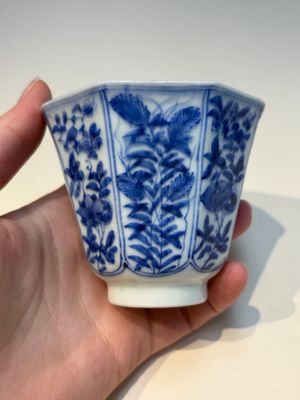 16 Chinese blue and white cups and 24 saucers, various marks, Kangxi and later — photo 61