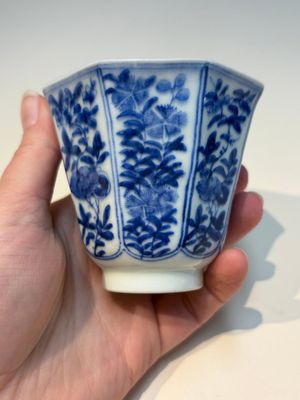 16 Chinese blue and white cups and 24 saucers, various marks, Kangxi and later — photo 62