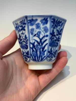 16 Chinese blue and white cups and 24 saucers, various marks, Kangxi and later — photo 63