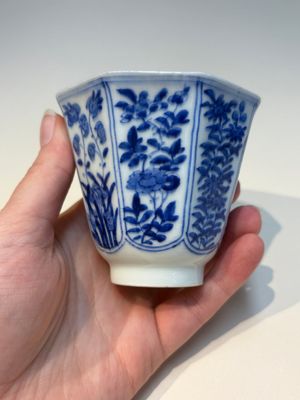 16 Chinese blue and white cups and 24 saucers, various marks, Kangxi and later — photo 68