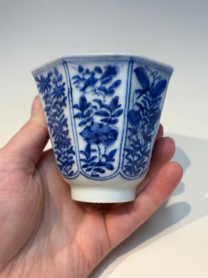 16 Chinese blue and white cups and 24 saucers, various marks, Kangxi and later — photo 69