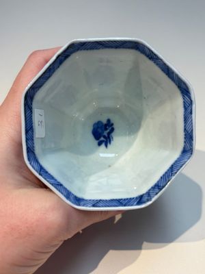 16 Chinese blue and white cups and 24 saucers, various marks, Kangxi and later — photo 71