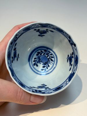 16 Chinese blue and white cups and 24 saucers, various marks, Kangxi and later — photo 77