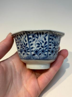 16 Chinese blue and white cups and 24 saucers, various marks, Kangxi and later — photo 79