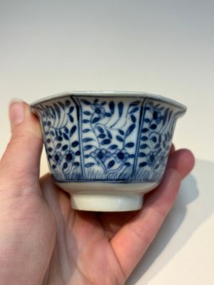 16 Chinese blue and white cups and 24 saucers, various marks, Kangxi and later — photo 80
