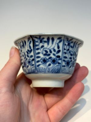 16 Chinese blue and white cups and 24 saucers, various marks, Kangxi and later — photo 81