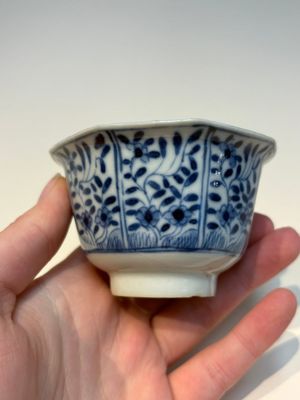 16 Chinese blue and white cups and 24 saucers, various marks, Kangxi and later — photo 82