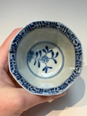 16 Chinese blue and white cups and 24 saucers, various marks, Kangxi and later — photo 83