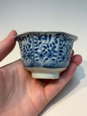 16 Chinese blue and white cups and 24 saucers, various marks, Kangxi and later — photo 85