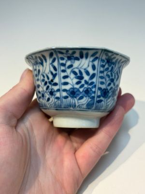 16 Chinese blue and white cups and 24 saucers, various marks, Kangxi and later — photo 87