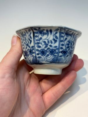 16 Chinese blue and white cups and 24 saucers, various marks, Kangxi and later — photo 88