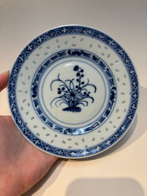 16 Chinese blue and white cups and 24 saucers, various marks, Kangxi and later — photo 9