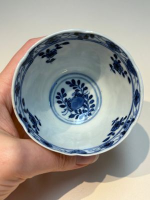16 Chinese blue and white cups and 24 saucers, various marks, Kangxi and later — photo 95
