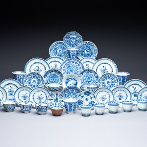 16 Chinese blue and white cups and 24 saucers, various marks, Kangxi and later — photo 1