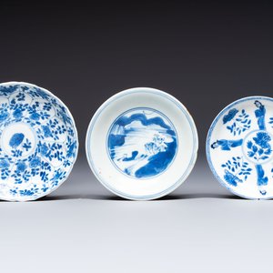 16 Chinese blue and white cups and 24 saucers, various marks, Kangxi and later — photo 11