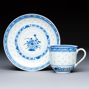 16 Chinese blue and white cups and 24 saucers, various marks, Kangxi and later — photo 13