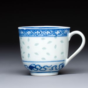 16 Chinese blue and white cups and 24 saucers, various marks, Kangxi and later — photo 16