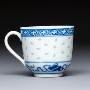 16 Chinese blue and white cups and 24 saucers, various marks, Kangxi and later — photo 17