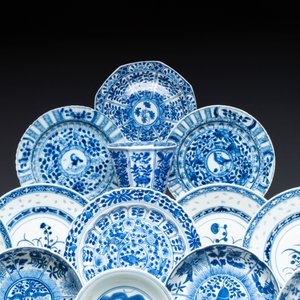 16 Chinese blue and white cups and 24 saucers, various marks, Kangxi and later — photo 2