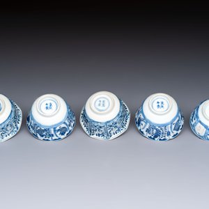 16 Chinese blue and white cups and 24 saucers, various marks, Kangxi and later — photo 27