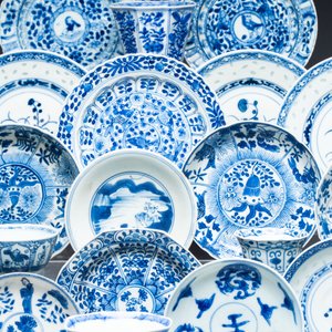 16 Chinese blue and white cups and 24 saucers, various marks, Kangxi and later — photo 3