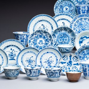 16 Chinese blue and white cups and 24 saucers, various marks, Kangxi and later — photo 5