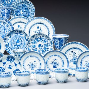 16 Chinese blue and white cups and 24 saucers, various marks, Kangxi and later — photo 6