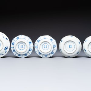 16 Chinese blue and white cups and 24 saucers, various marks, Kangxi and later — photo 8