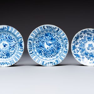 16 Chinese blue and white cups and 24 saucers, various marks, Kangxi and later — photo 9