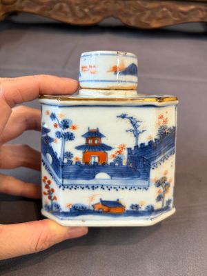 17 Chinese blue, white and famille rose plates and an Imari-style tea caddy — 照片 1