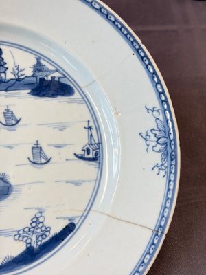 17 Chinese blue, white and famille rose plates and an Imari-style tea caddy — 照片 101