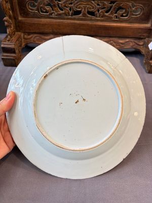 17 Chinese blue, white and famille rose plates and an Imari-style tea caddy — 照片 102