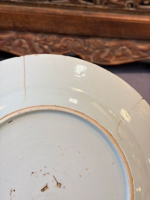 17 Chinese blue, white and famille rose plates and an Imari-style tea caddy — 照片 103